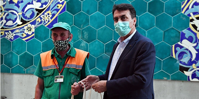 Yüklü miktarda parayı sahibine ulaştıran temizlik işçisine ödül
