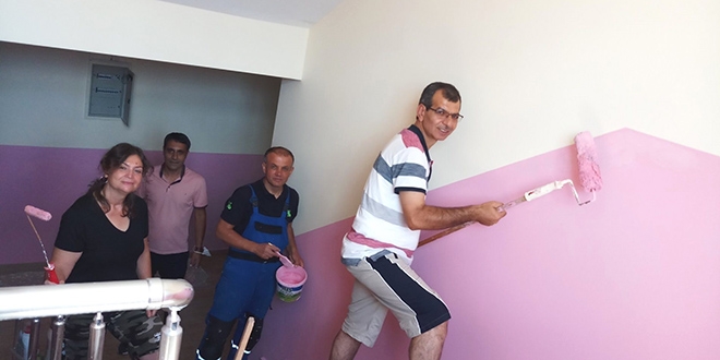 Müdür ve öğretmenler okulu eğitime hazırladı