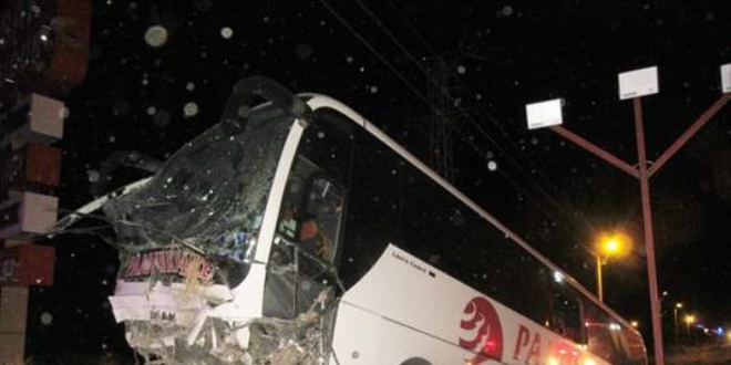 Afyonkarahisar'da yolcu otobüsü şarampole düştü: 25 yaralı