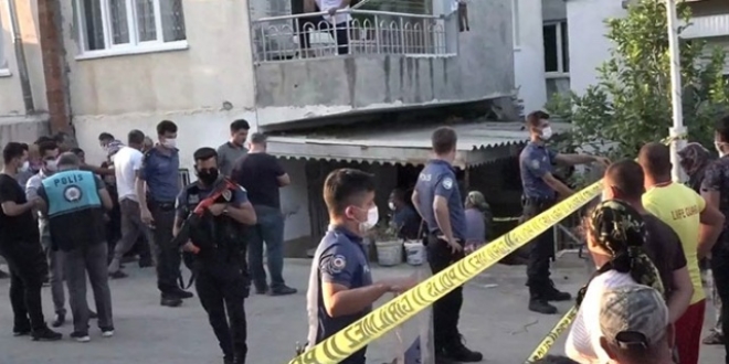 Öfkeli koca, uzaklaştırması biter bitmez karısını bıçaklayarak öldürdü