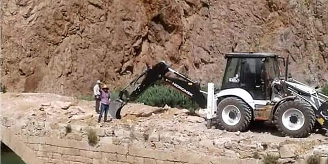 Tarihi köprüde iş makinesi ile çalışmaya vali incelemesi