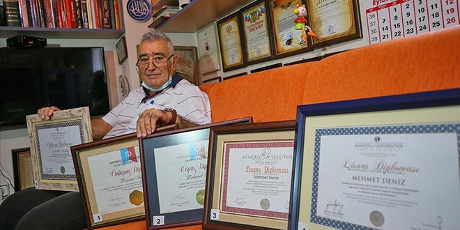 80 yaşında beşinci üniversite diplomasına kavuştu