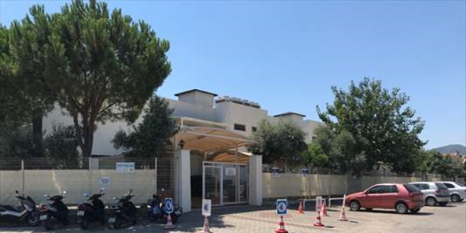 Çocuklar okul kantininde içtikleri suyun parasını not yazarak bıraktı