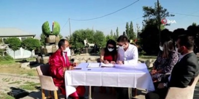 Koronavirüsü yenen doktorlar nikah masasına oturdu