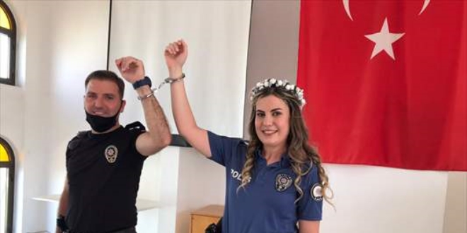 Polis çifte nikah töreninde sembolik kelepçe takıldı