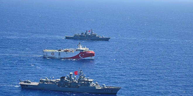 Fırkateyn'in 'Oruç Reis'i koruma görevi kararlılıkla sürüyor