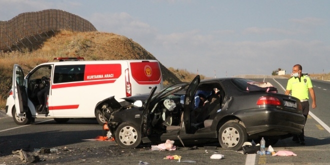 Erzincan'da feci kaza: 2 ölü, 4 yaralı