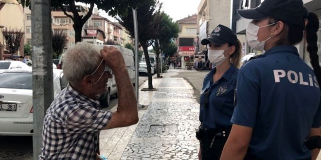 Maske denetiminde yağmuru bahane ederek maskeyi başına taktı