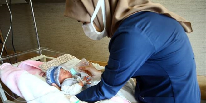 Konya'da sokakta bulunan bebeğe hemşireler annelik yapıyor