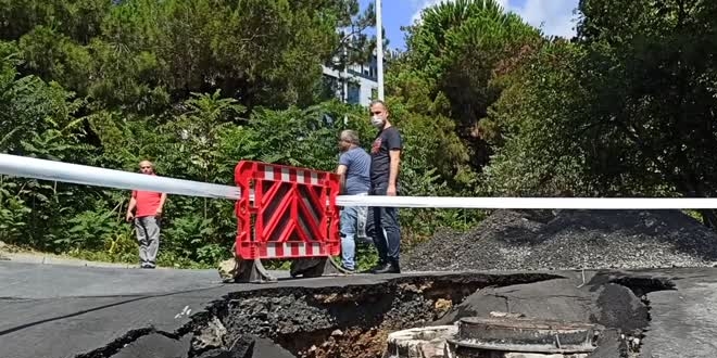 Beşiktaş'ta yağış nedeniyle yol çöktü