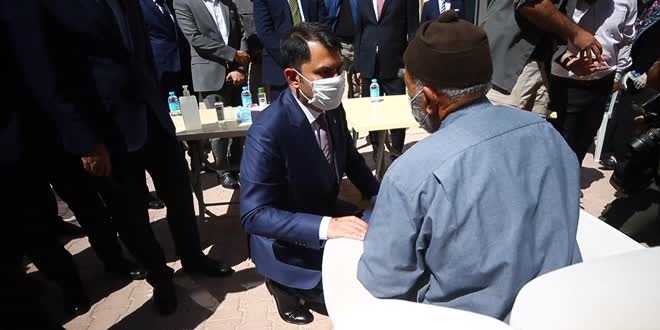 Bakan Kurum vefat eden Belediye Başkanı Oflaz'ın ailesine ziyaret etti