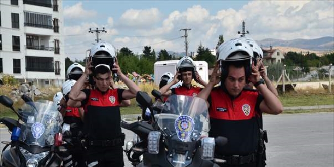 �orum'da motorize polislerden akrobasi g�sterisi