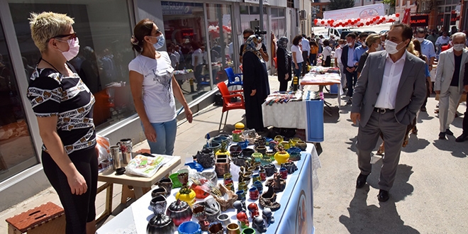 Bu pazarda sat�c�lar da �reticiler de kad�n