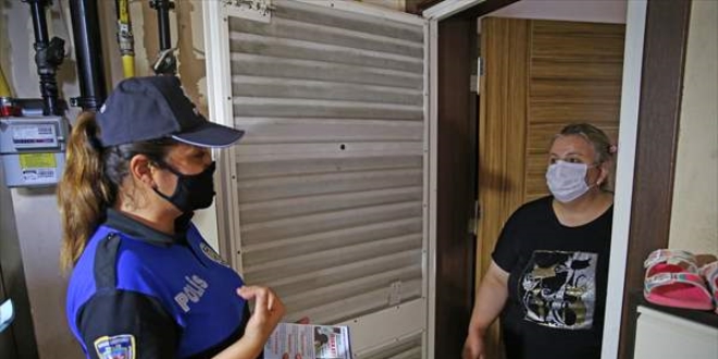 Polis 'Komşunu Kolla' projesi kapsamında vatandaşı bilgilendirdi