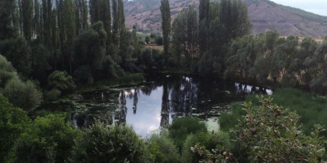 Bu köy doğa harikası gölüyle dikkat çekiyor
