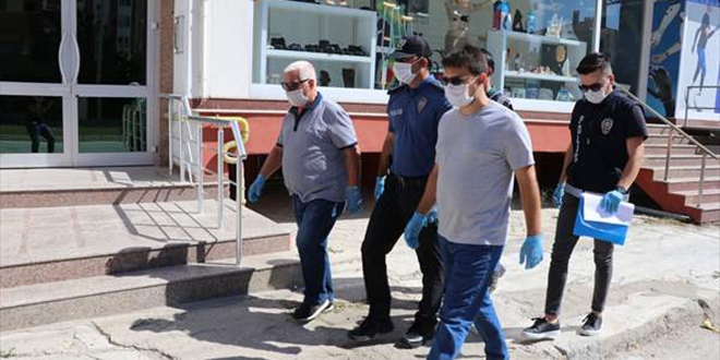 Kapı kapı dolaşarak karantinadaki vatandaşları kontrol ediyorlar