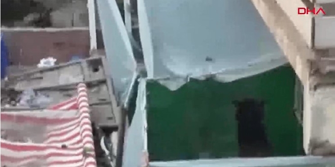 Görevler şaşkına döndü... Evin balkonunu haraya çevirmişler