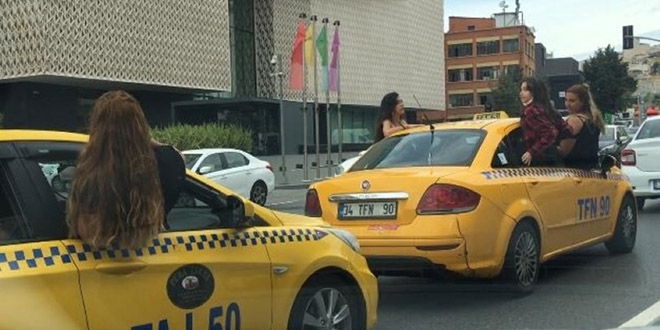 Beyoğlu'nda genç kızların maskesiz, tehlikeli yolculuğu