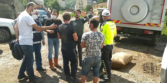Fındık çuvalı çalarken yakalandılar