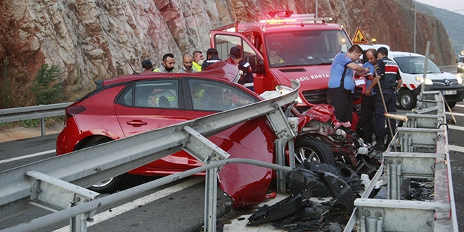 Otomobil bariyerlere saplandı, kız kardeşleri ölüm ayırdı