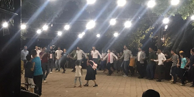 Maskesiz ve sosyal mesafesiz düğün