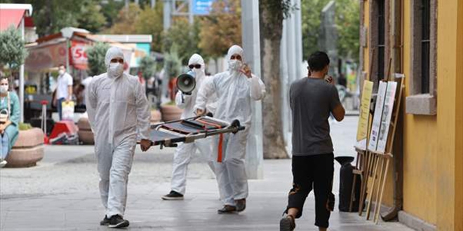 Maske takmayanların önüne sedye ile çıktılar