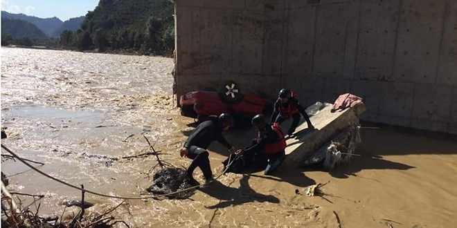 Selden çöken yolu göremeyince dereye uçtular: 1 ölü, 1 yaralı