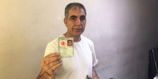 İki nüfus kaydı var. Birinde ölü diğerinde diri