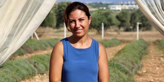 Çöp atılan araziyi lavanta bahçesine dönüştürdü