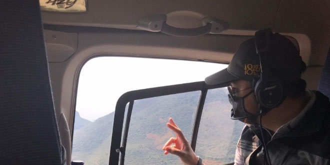 Tarım ve Orman Bakanı Pakdemirli Adana'daki orman yangınını havadan inceledi