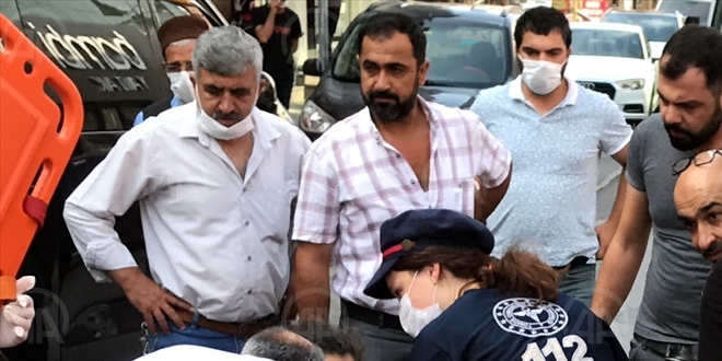 Kazada yaralanan yayaya ilk müdahaleyi telefon bayisinde çalışan kadın yaptı