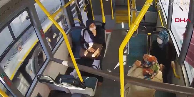 Otobüs tenteye çarptı, 3 metrelik demir, yolcuları teğet geçti