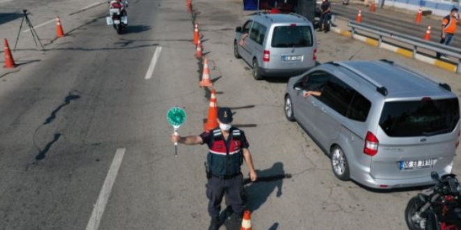 Karantinada olması gereken kişi seyahat ederken yakalandı