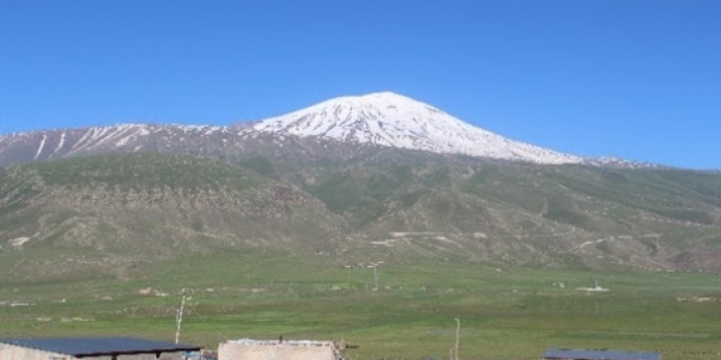 Ağrı Dağı'na mevsimin ilk karı yağdı
