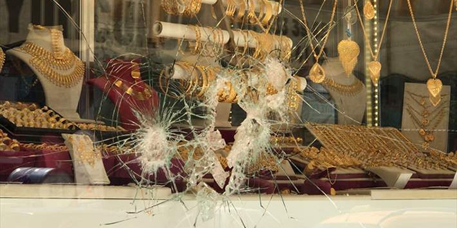 �eki�le kuyumcunun cam�n� k�rd�lar, alt�nlar� �alamadan ka�t�lar