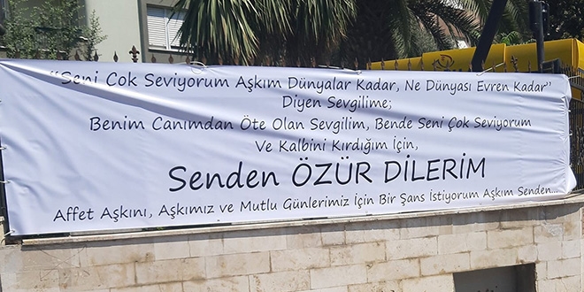 Zabıtanın bu pankartı kaldırmaya gönlü razı olmadı