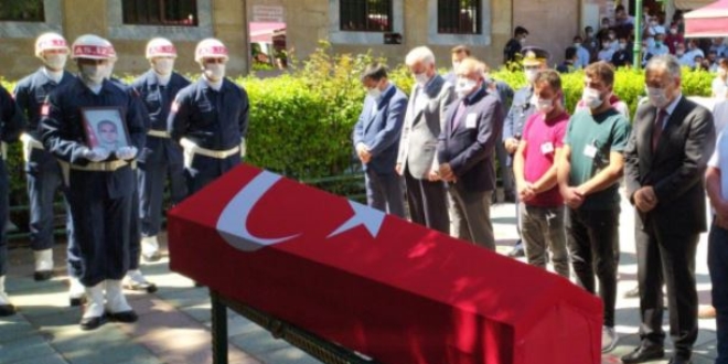 Şehit babasını arkadaşı ile birlikle selamlayarak uğurladı