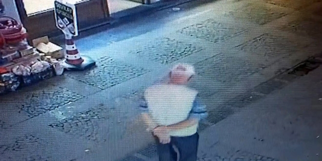 Yere atılan maskeyi alıp yüzüne taktı