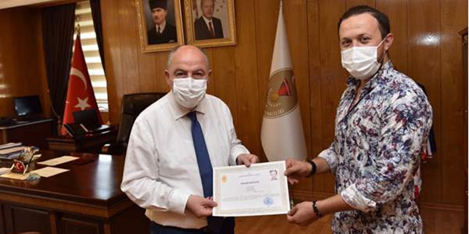 Yaralıyı 1 kilometre sırtında taşıyan sağlık teknikerine başarı belgesi