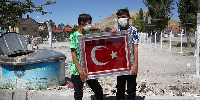 Alnı öpülesi çocuklardan alkışlanacak hareket