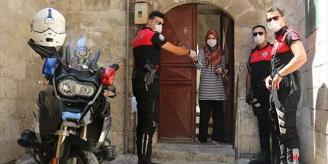 Karantinadaki gence �niversite kayd� i�in gereken e-Devlet �ifresini polisler ula�t�rd�