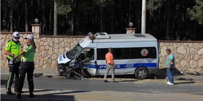 İzmir'deki trafik kazasında 2'si polis 3 kişi yaralandı