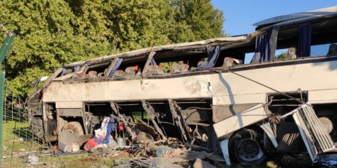 Servis otobüsü devrildi, şoförü tutuklandı: 2 ölü