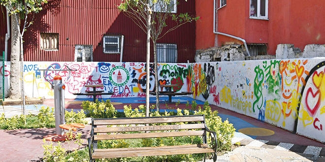 Maskeli 4 kişi tarafından parkta oturan gençler tarandı