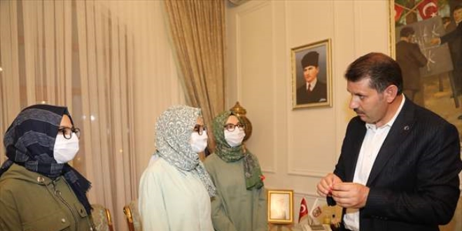 Tıp fakültesi kazanan üçüzleri Vali ödüllendirdi