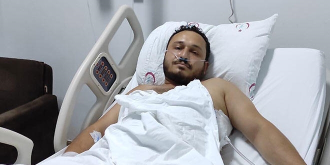 Kadını kurtardı, kendi bıçaklandı