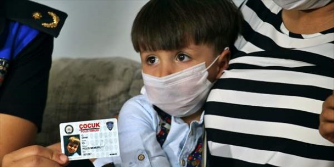 Adana polisinden 3 ya��ndaki �mer'e s�rpriz do�um g�n� kutlamas�