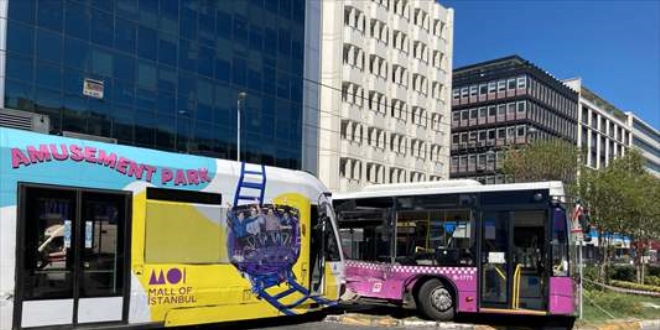 İstanbul'da tramvay halk otobüsüne çarptı