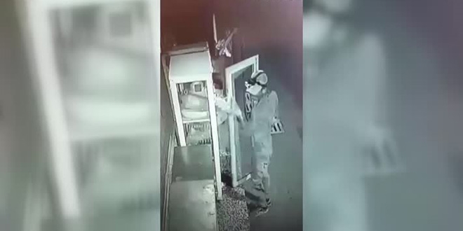 Marketteki ekmek dolabının kapaklarını çaldılar