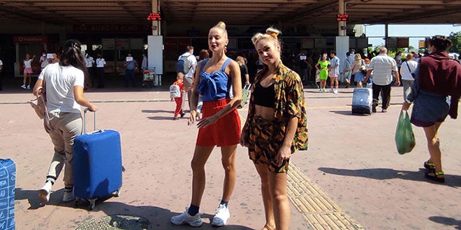 Antalya'da 65 bin turiste koronavir�s testi